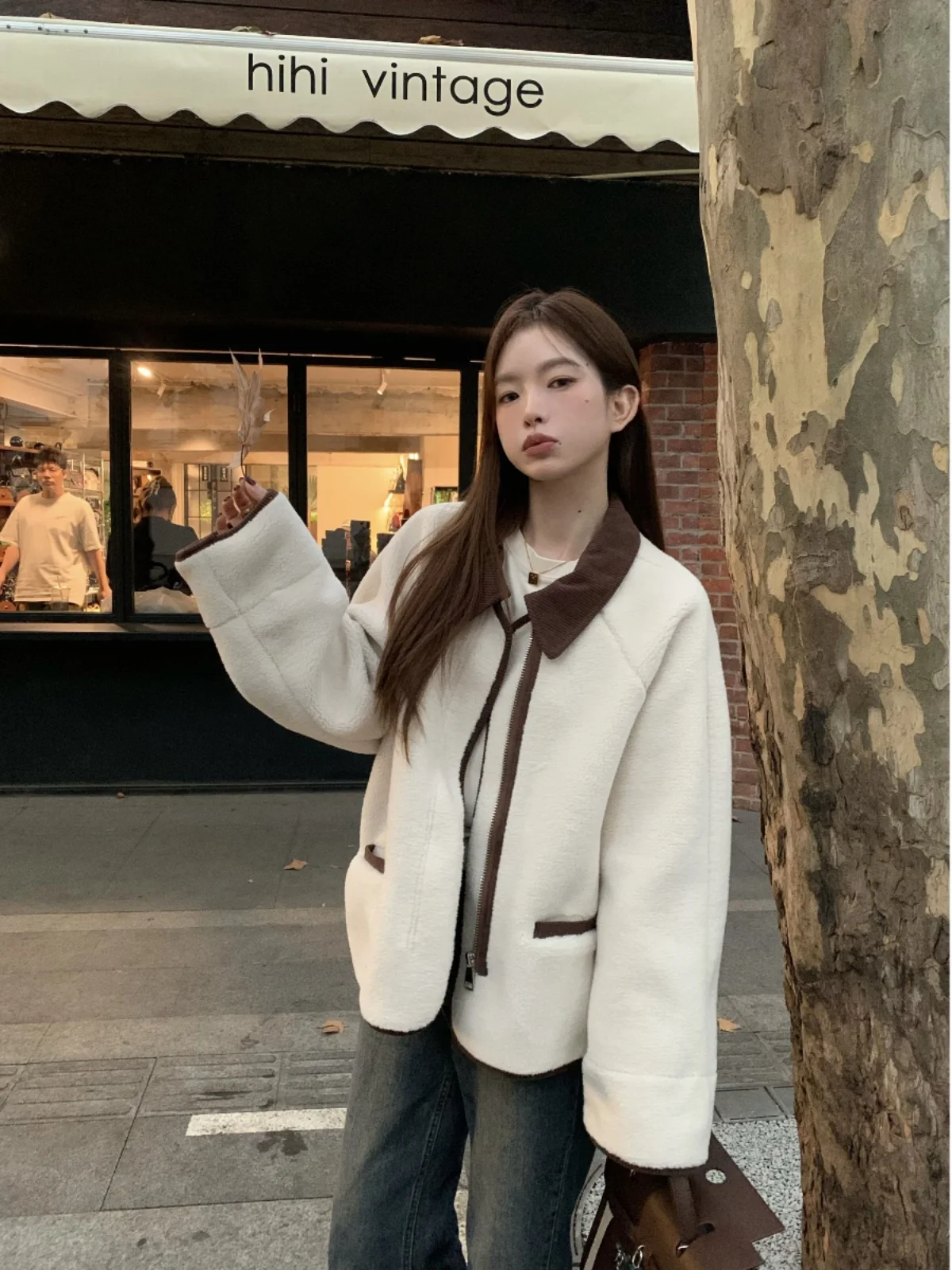 Вельветовое пальто с воротником-поло в стиле пэчворк из искусственного меха