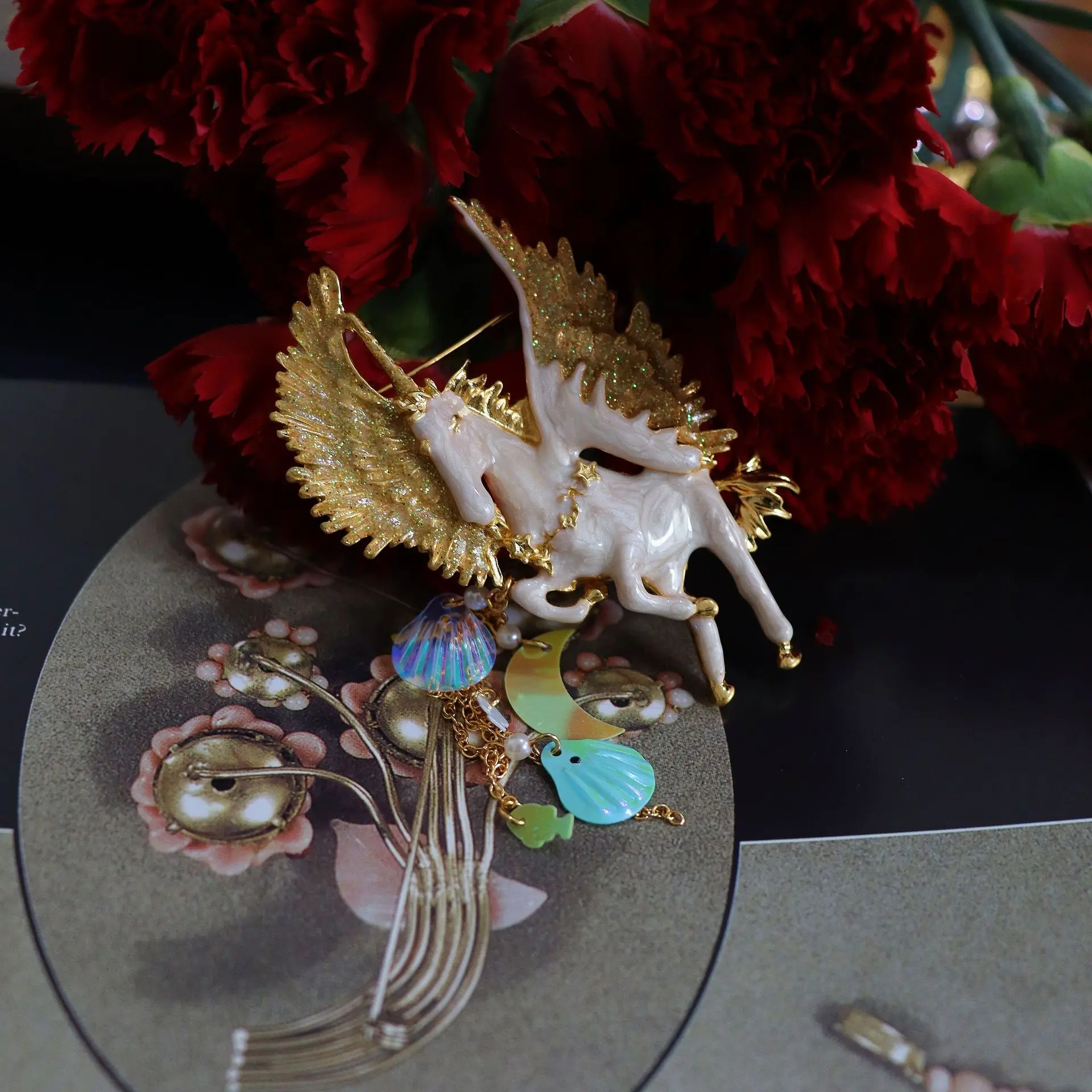 Винтажная брошь единорог Пегас кисточка жемчуг эмаль позолоченная грудь