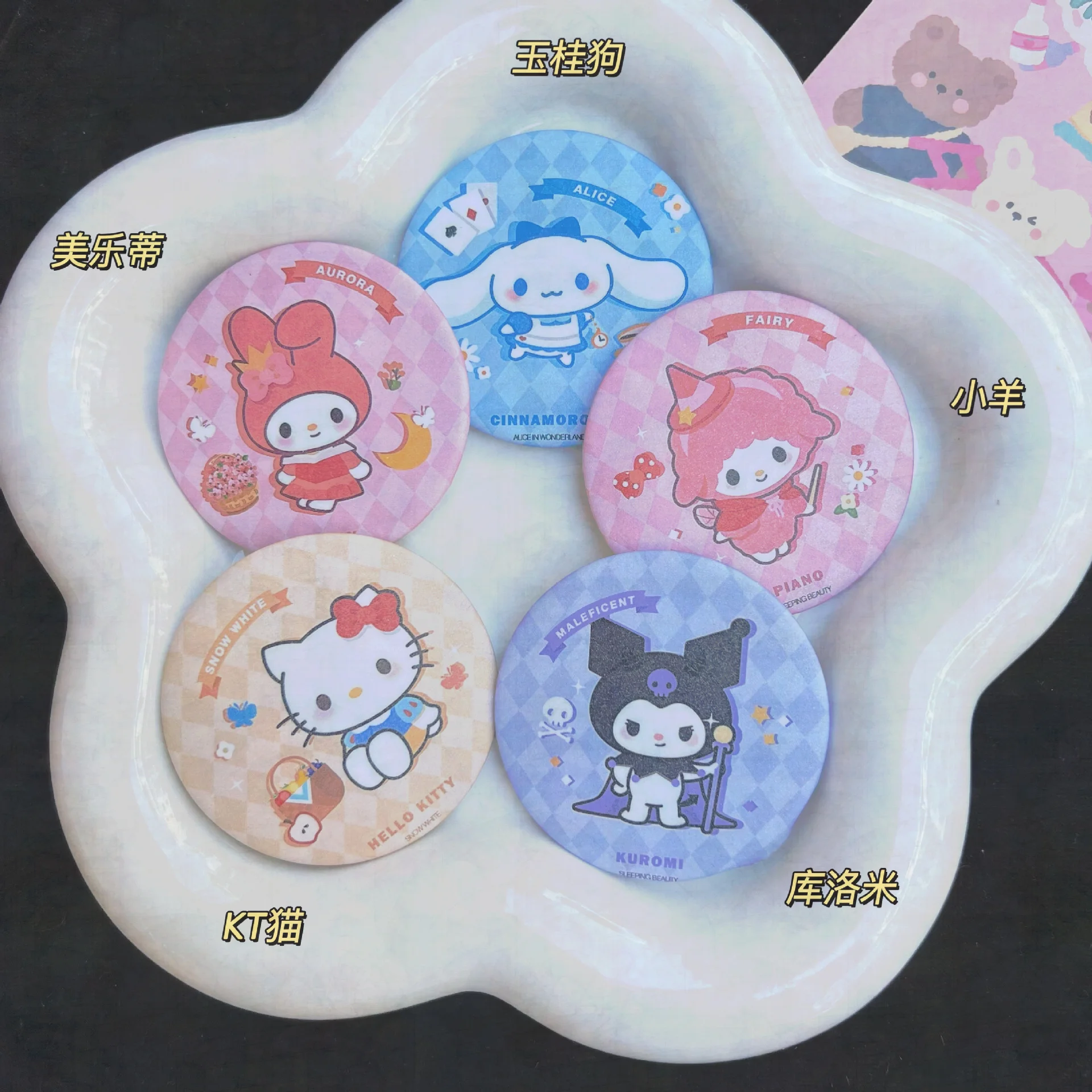 

Hello Kitty Cartoon Sanrio Scrub Fine Flashing Emblem Cute Mymelody Kuromi Cinnamoroll Girl Pin Buckle Brooch Small Pendant