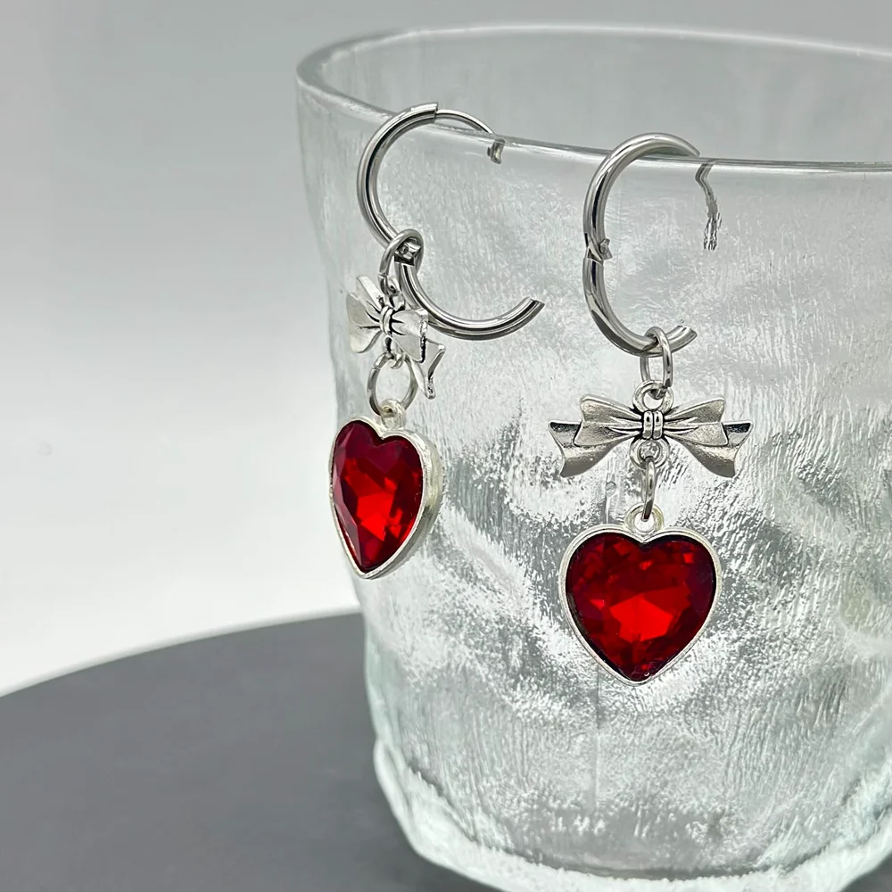 Женские висячие серьги с красным сердцем и кристаллом