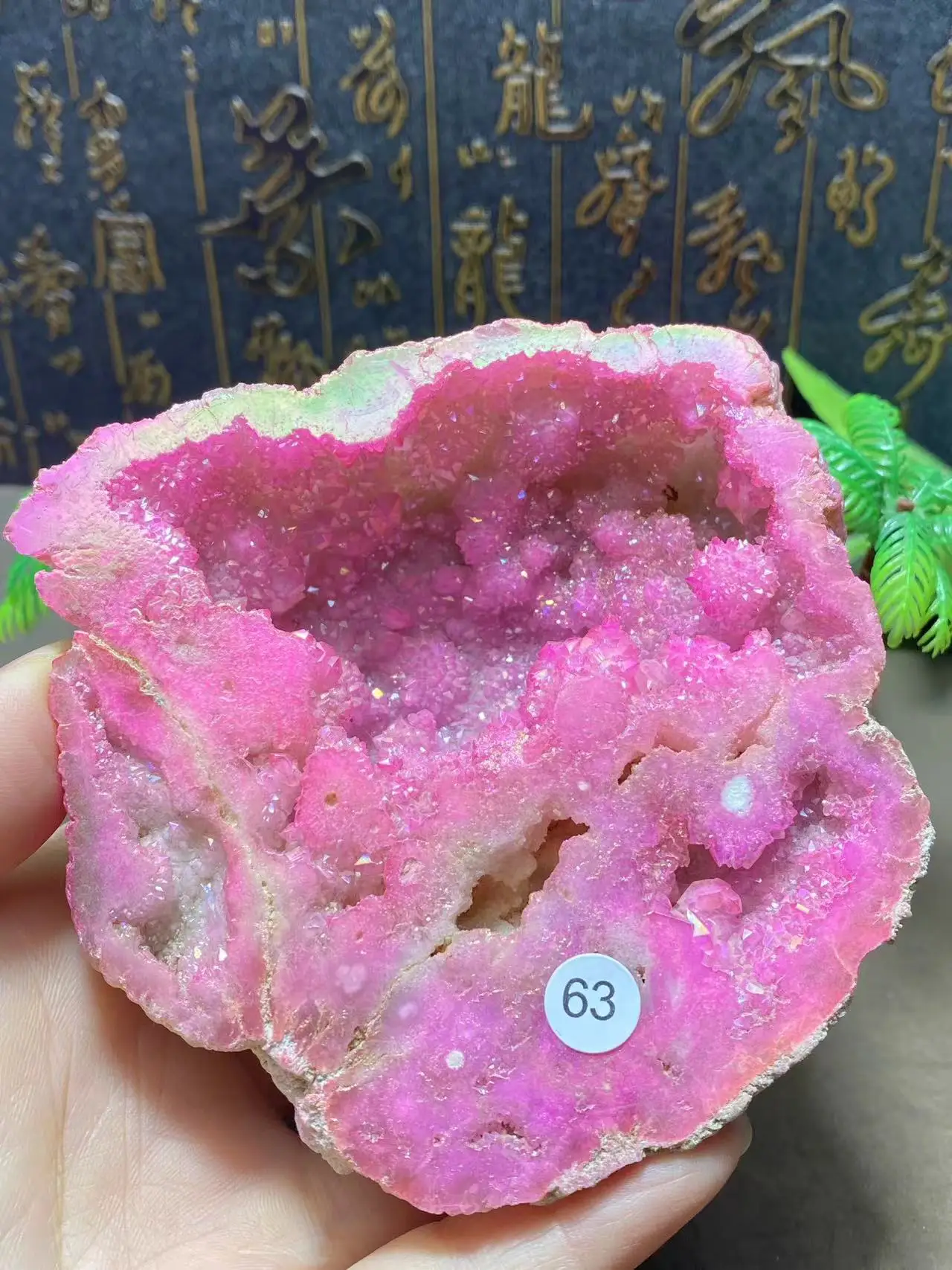 Украшение в виде пещеры из натурального кварцевого кристалла. Домашний декор.