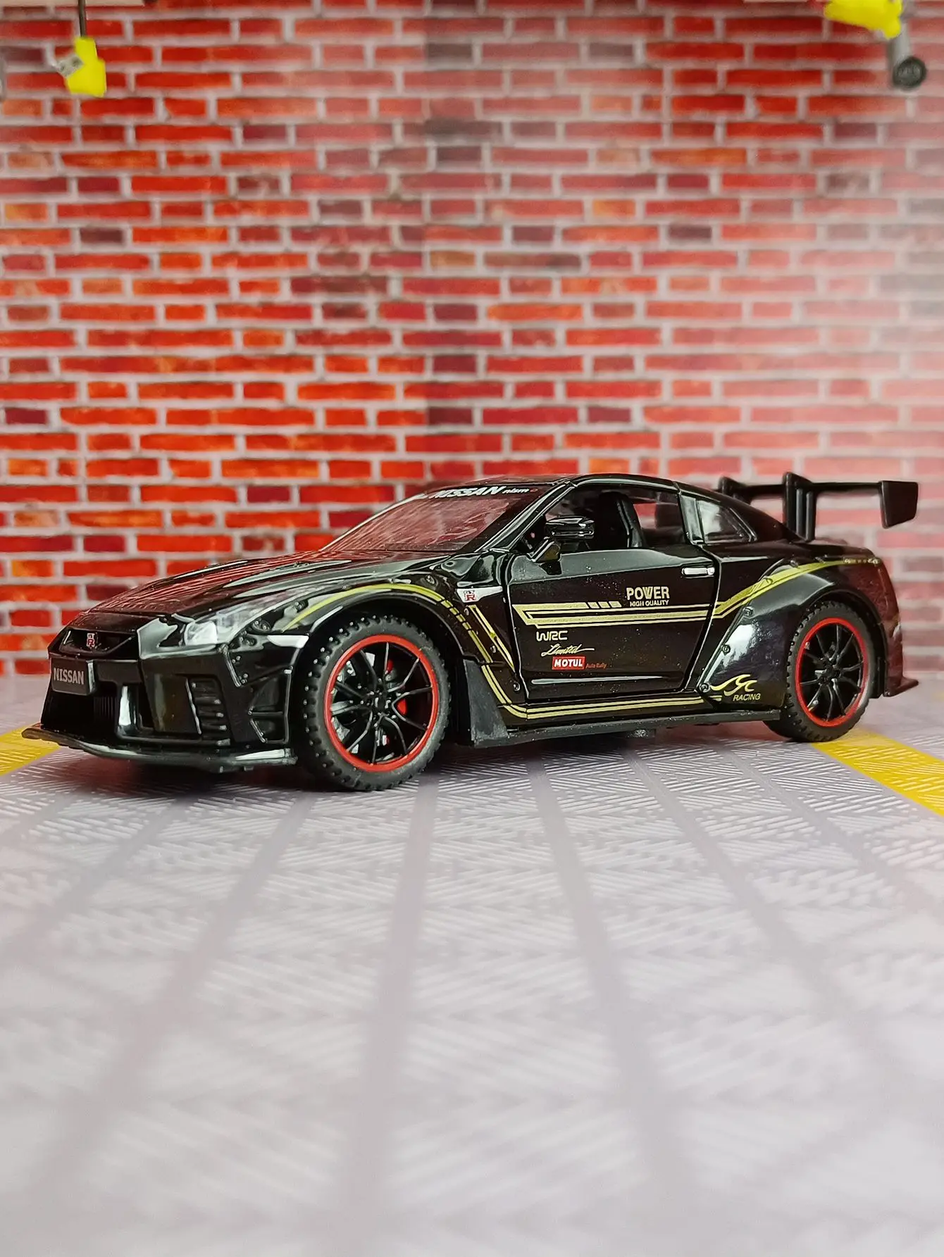 Фото Масштабная модель автомобиля Nissan GTR35 (1:32) для трека, из сплава, с открывающимися дверями, капотом и багажником, коллекционная, для декорации. №1