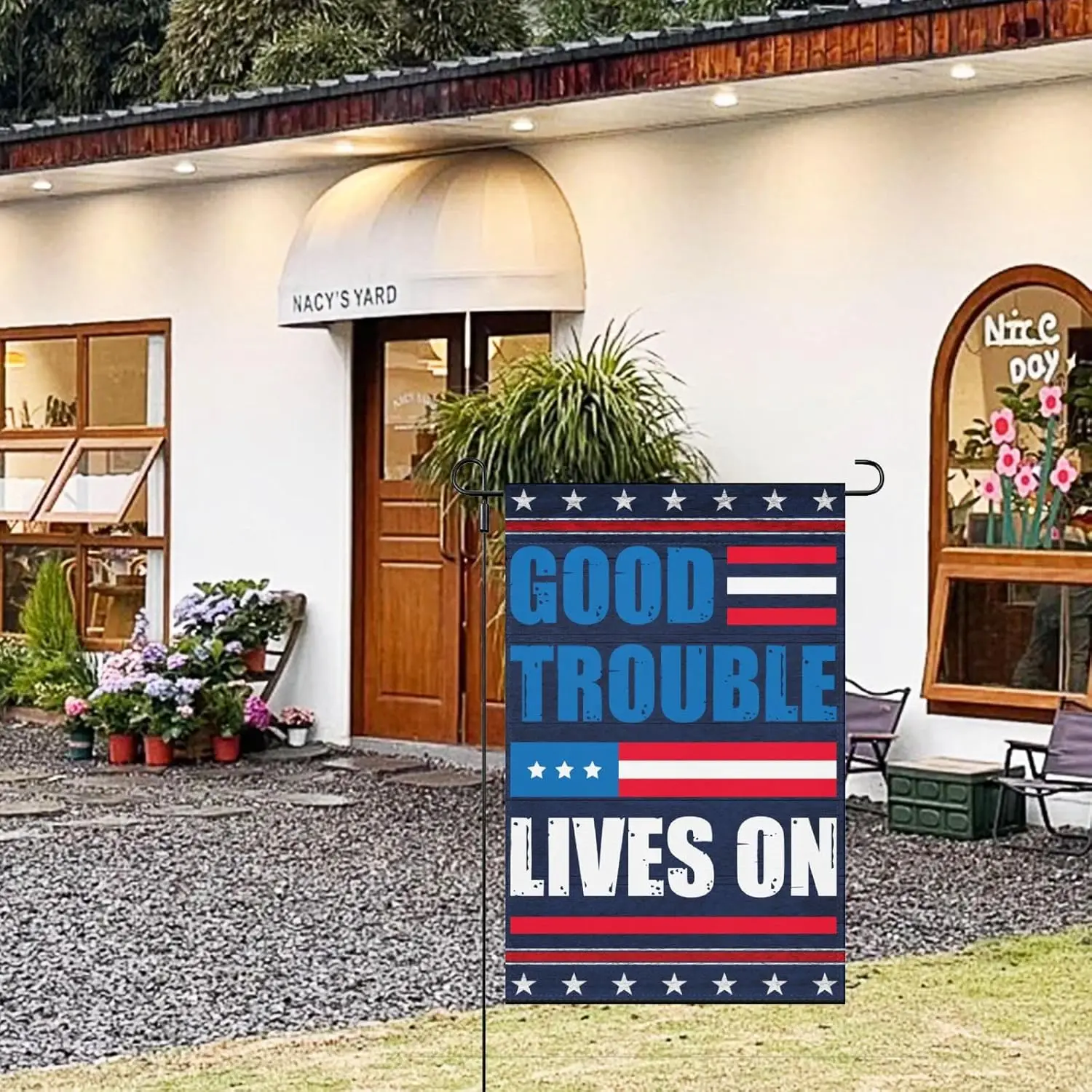 Фото Винтажные баннеры и садовые флаги с надписями для протестов: Good Necessary Trouble Lives On, MME, UUV, HHM, UUX №5