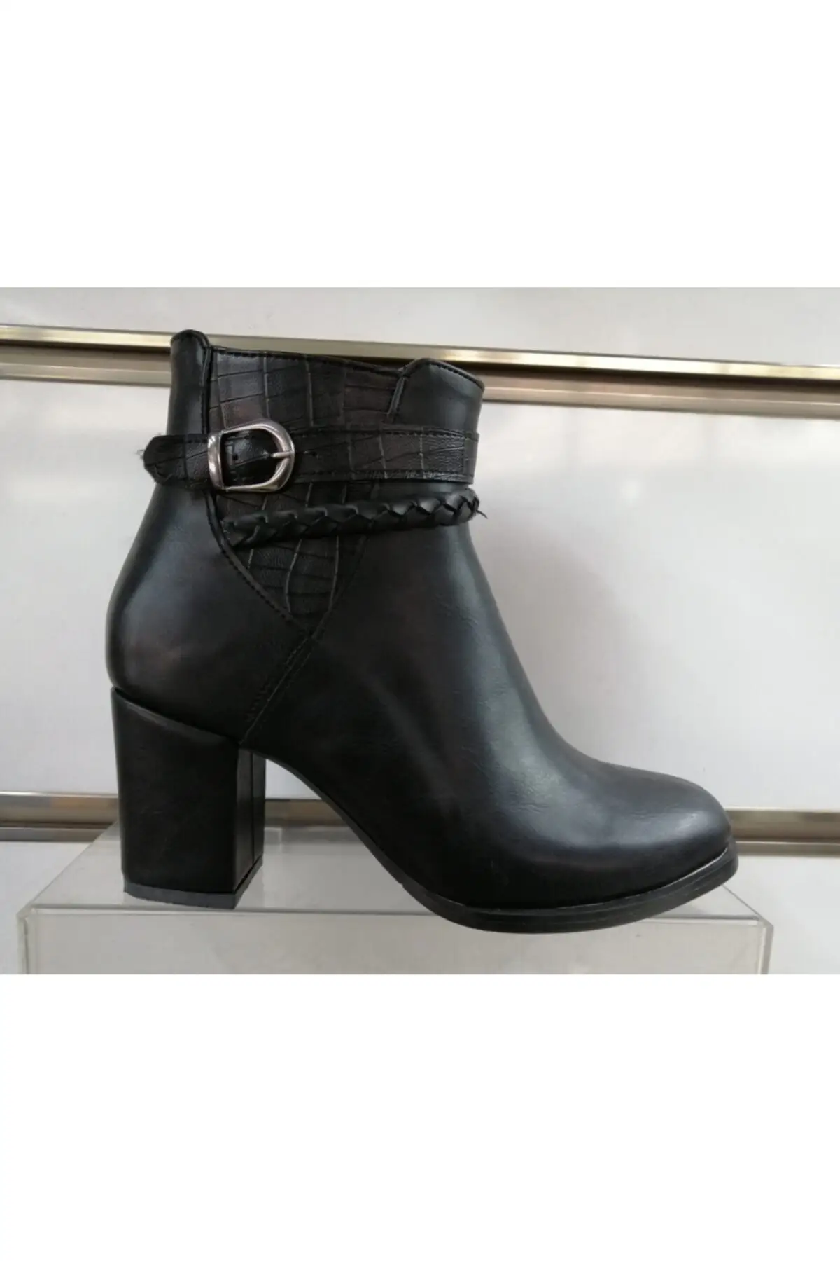 

Lady High-Heeled Boots