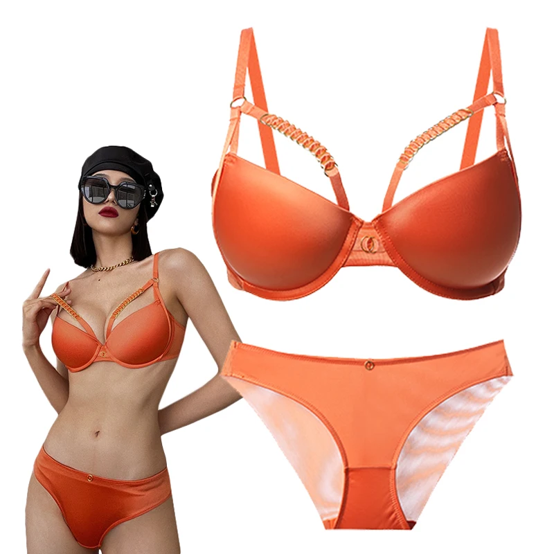 Комплект женского нижнего белья с чашкой пуш-ап 3/4 и глубоким V-образным вырезом