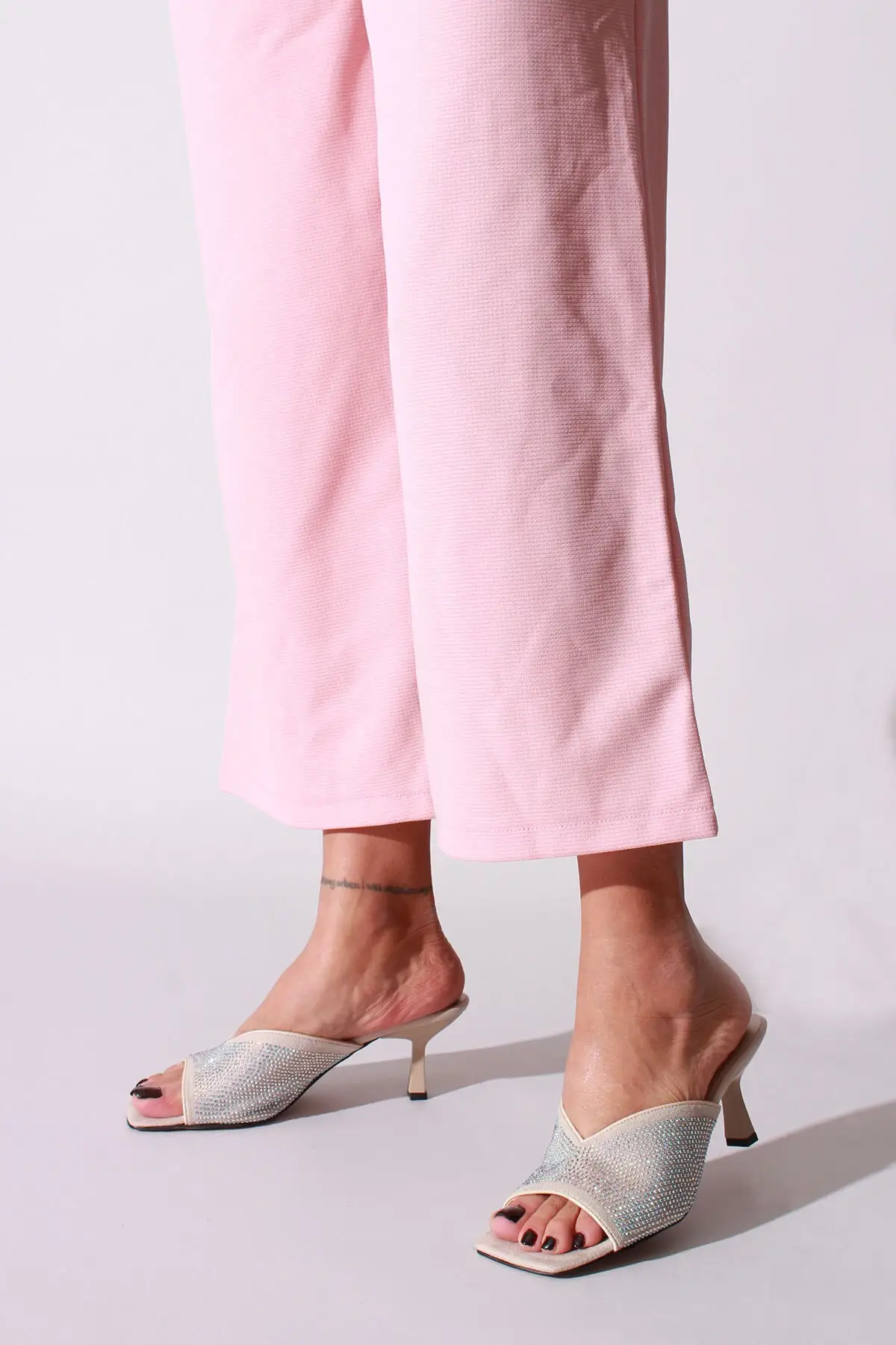 

Женские бежевые тапочки на каблуке