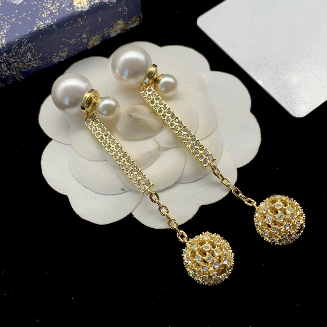 

Simple three-dimensional love light luxury palace retro earrings