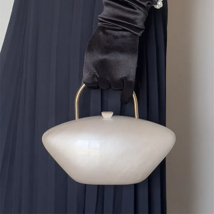 

Оптовая продажа, асимметричный Модный жемчужный белый акриловый клатч с металлической ручкой, сумочка, Свадебная вечерняя сумка, кошелек для женщин