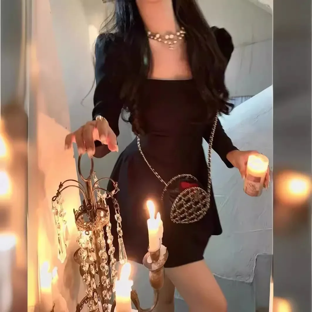 Женское платье в французском стиле с квадратным вырезом