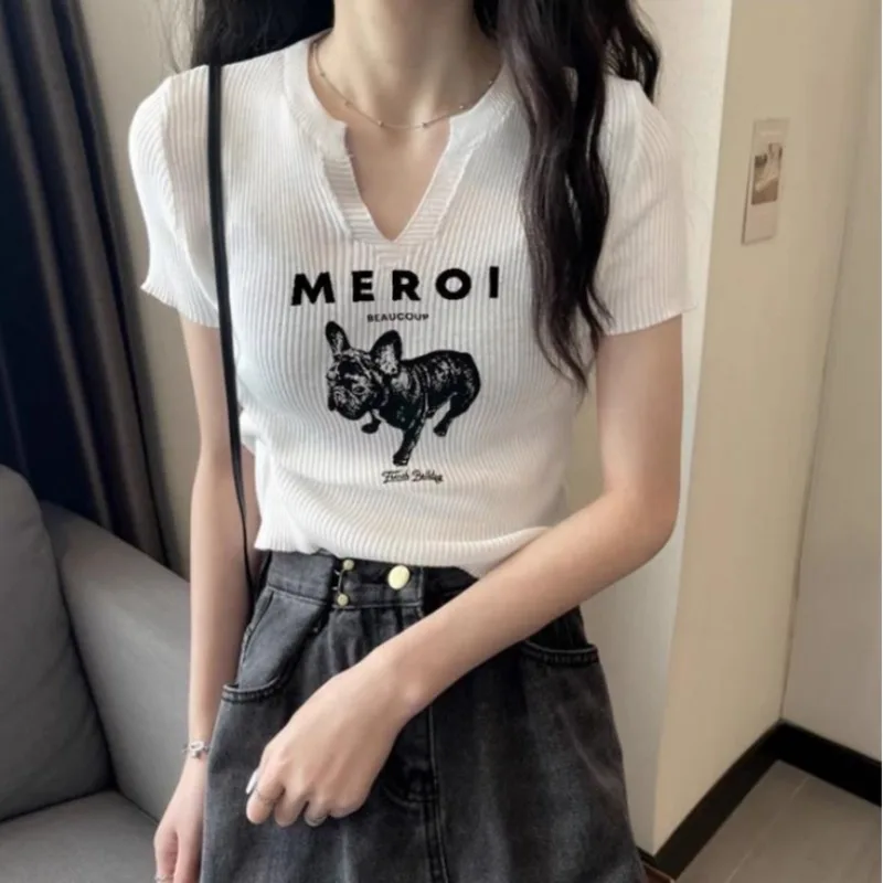 Женская футболка с коротким рукавом V-образным вырезом и принтом