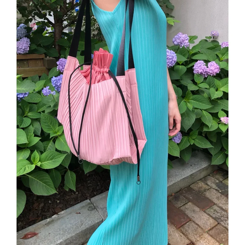 Рисунок 5 - Женская плиссированная дорожная сумка Miyake