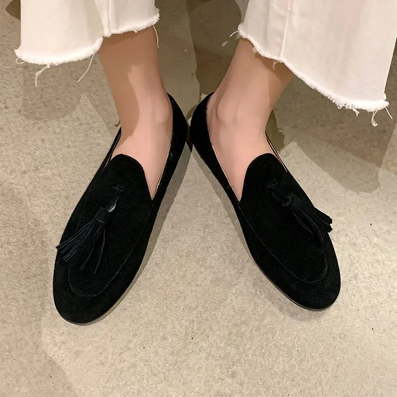Замшевые лоферы на низком каблуке с круглым носком и кисточками туфли-лодочки