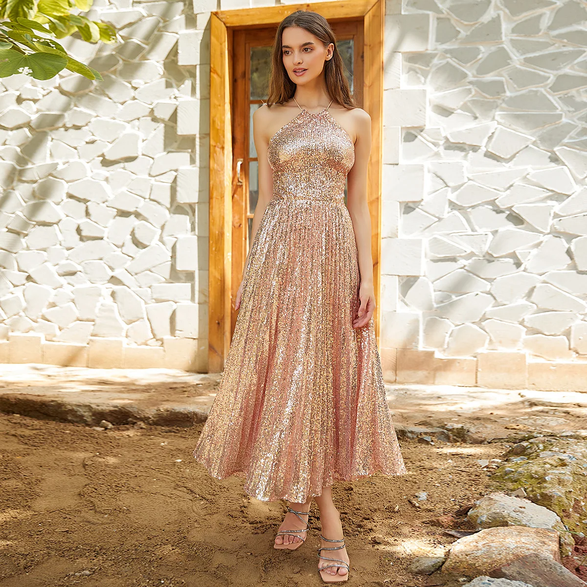 

Женское вечернее платье цвета шампанского с блестками и открытой спиной