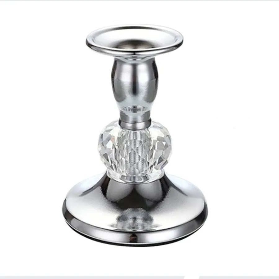 

Золотые металлические конические подсвечники