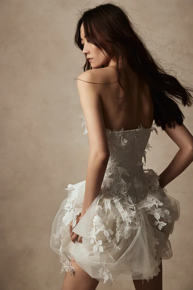 Фантастическое кружевное мини-платье цвета слоновой кости с цветочным рисунком