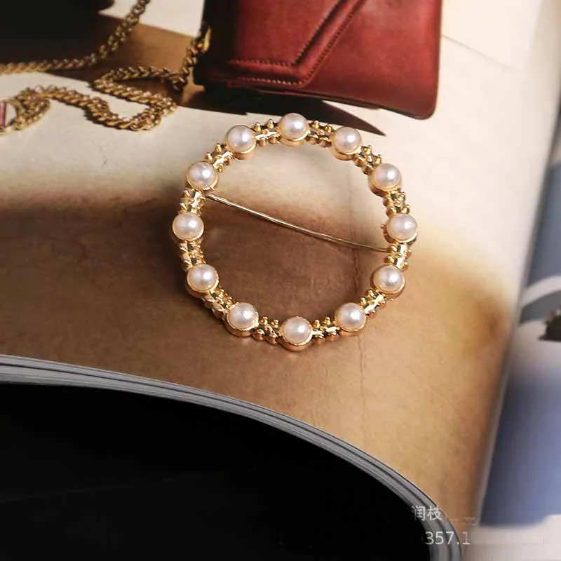 Женская брошь в стиле ретро с жемчугом