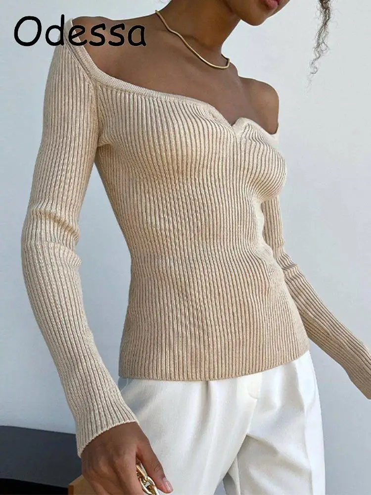 

Свитер женский трикотажный в рубчик с длинным рукавом и квадратным вырезом