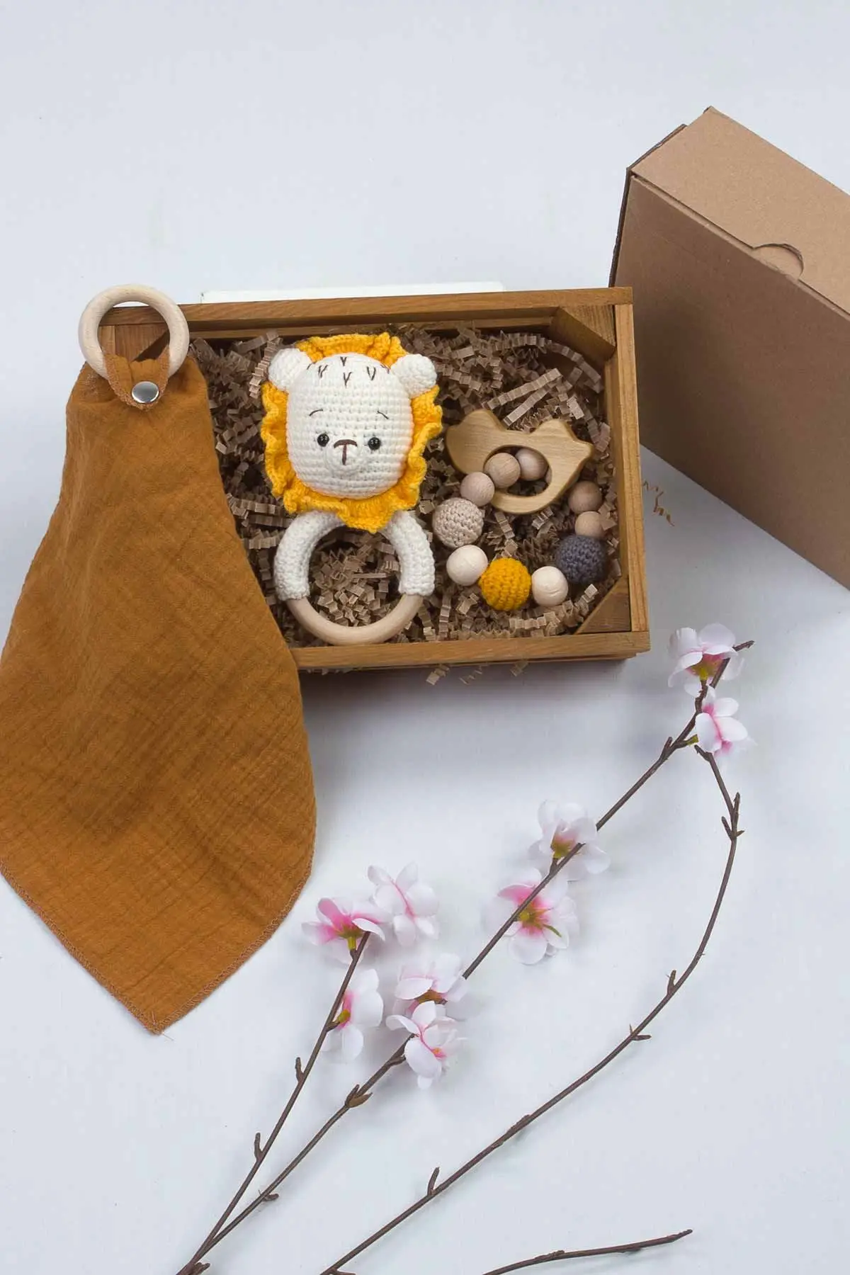 

Babies 3 Pcs Mother Gift Set Box Girl Boy Baby Newborn Organic Handmade Special Lion King Amigurumi Rattle Play Ring mouth Wipes