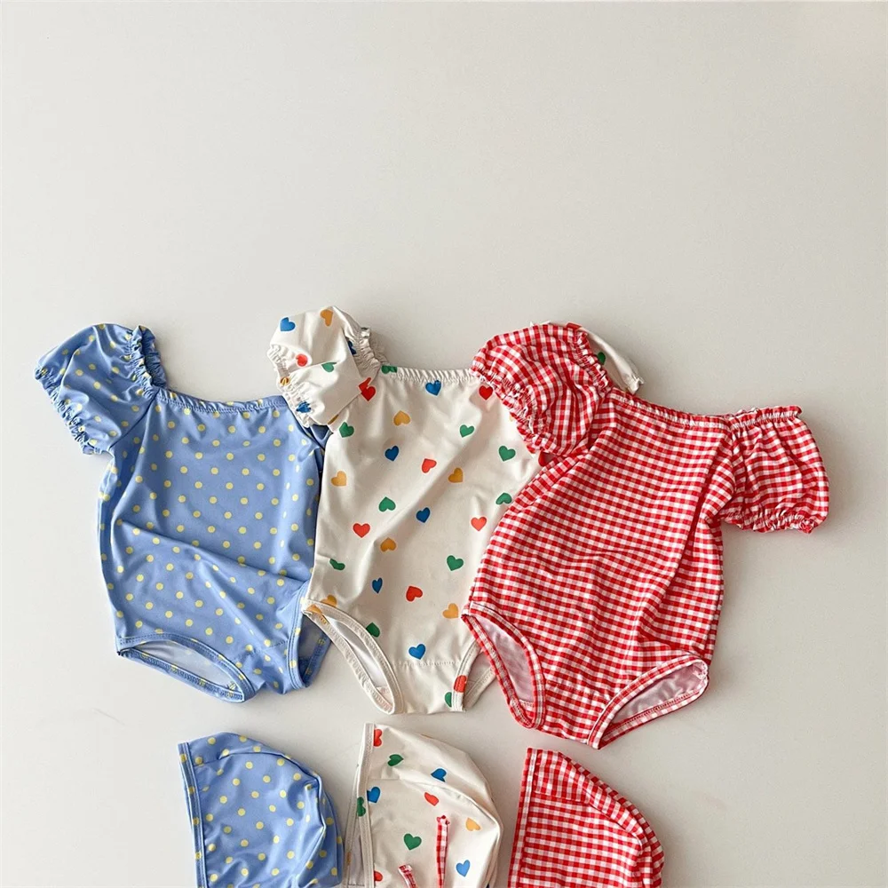 

2023 корейский купальник для маленьких девочек с милым сердцем/горошек/клетчатым принтом, Цельный купальник для новорожденных, летняя пляжная одежда для новорожденных, купальники + Кепка для малышей