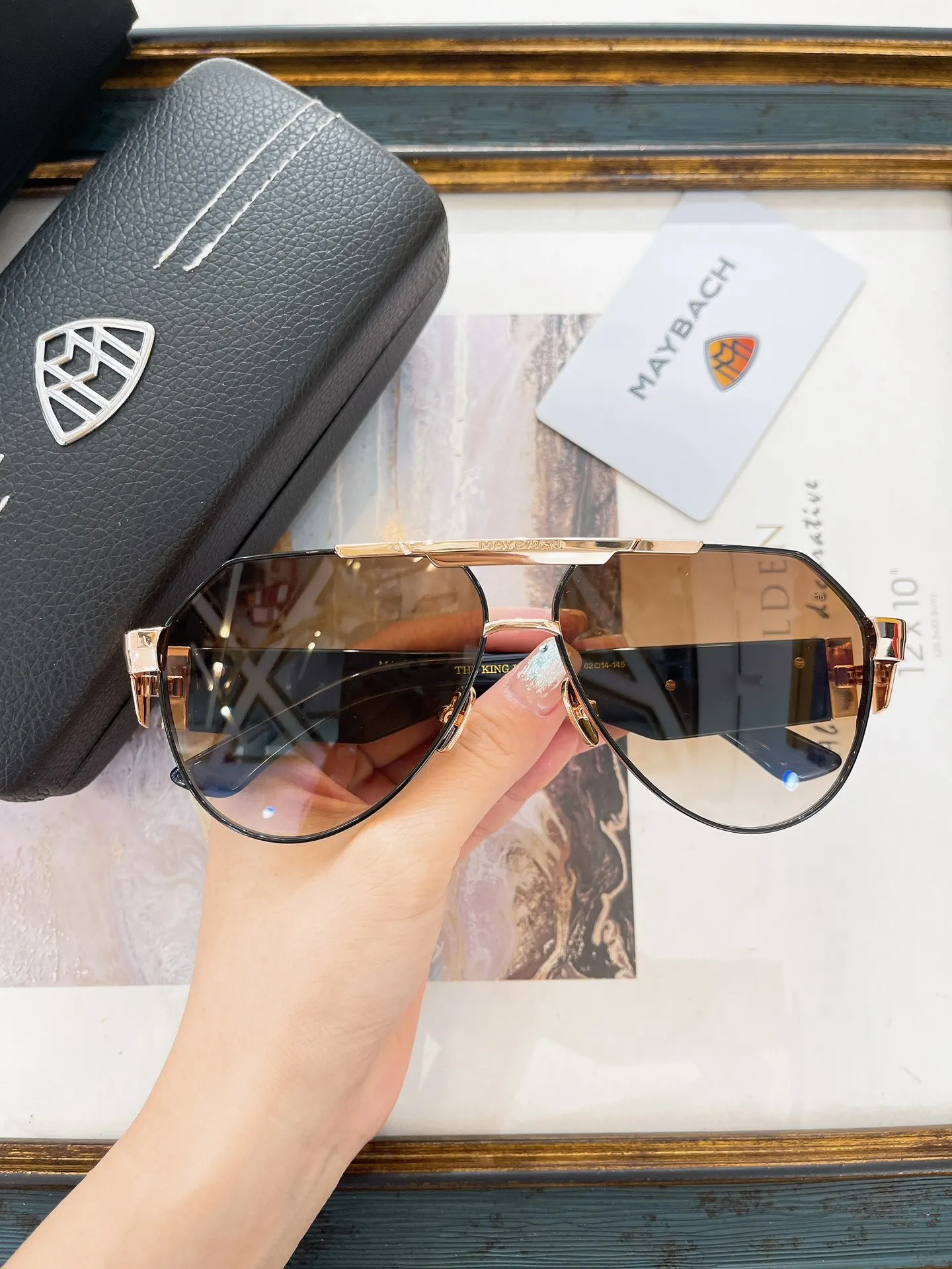 Солнцезащитные очки овальной формы