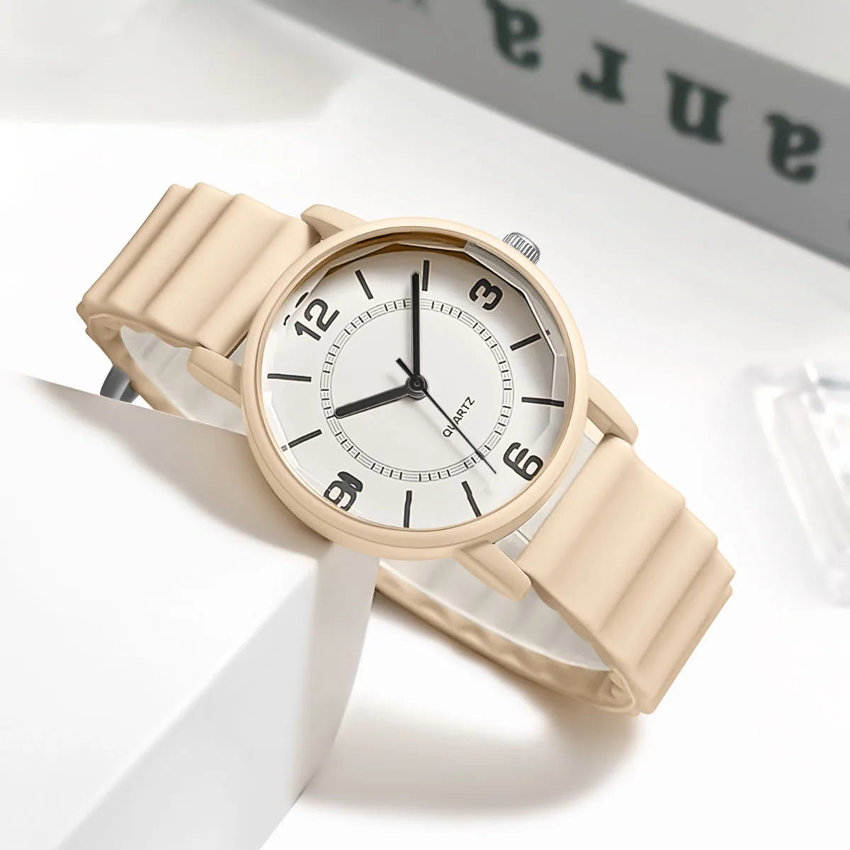 Часы наручные женские кварцевые с силиконовым ремешком