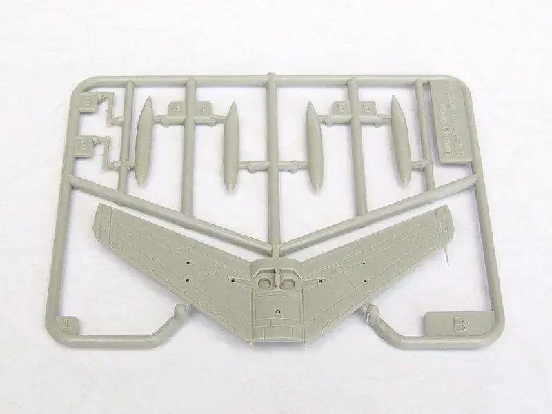 Trumpeter 01321 Комплект пластиковой модели Sabre 1/144 F-86F-40-NA