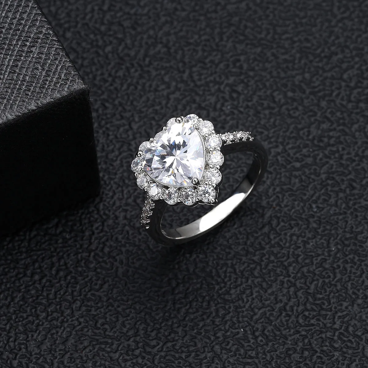

Large Heart Ring Clear Crystal Platinum Ring for New Couple Bling Bling Luxury Eegagement Jewelry