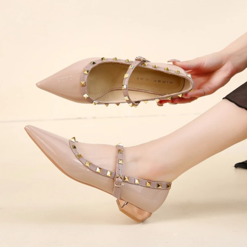 Туфли женские на низком каблуке заостренный носок заклепки пряжка оксфорды