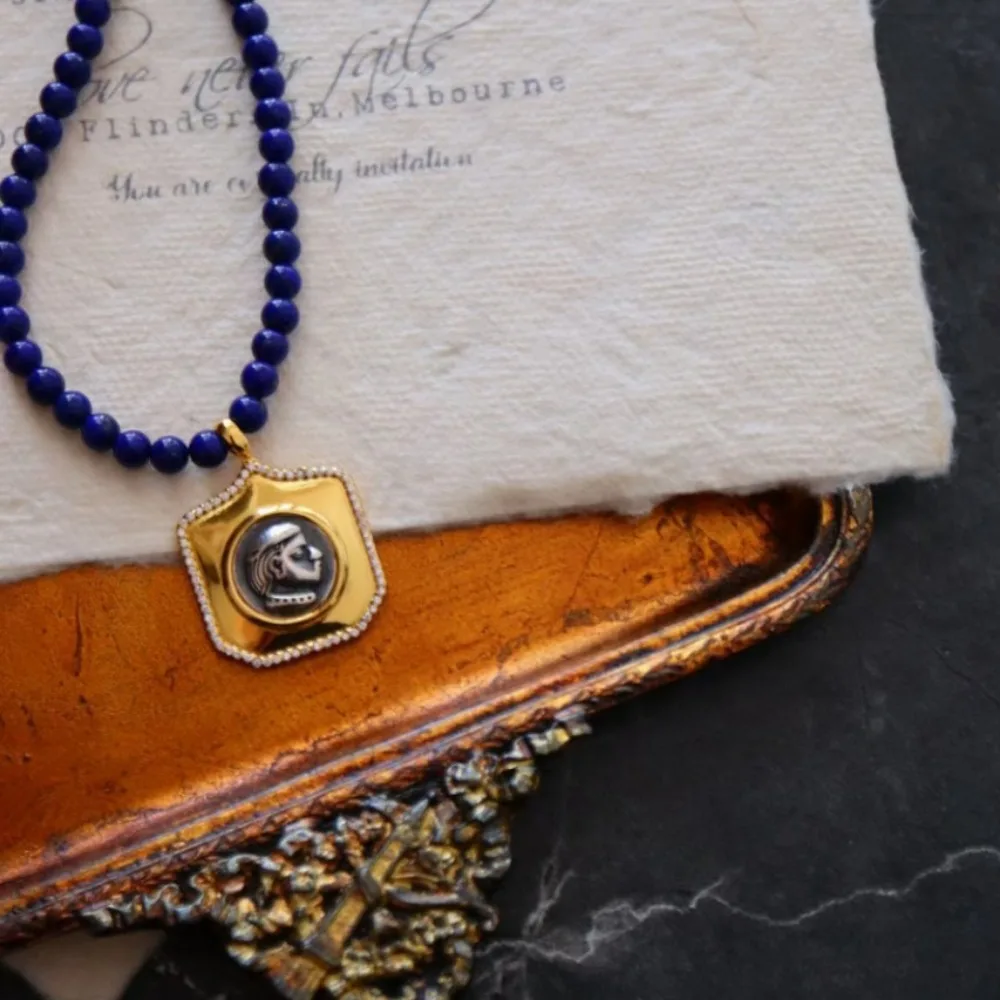 Цепочка с подвеской-монеткой в британском стиле