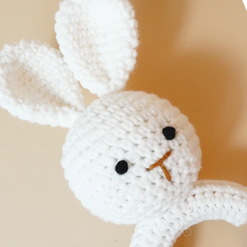 Погремушка в виде коричневого кролика милая форма привлекает внимание ребенка