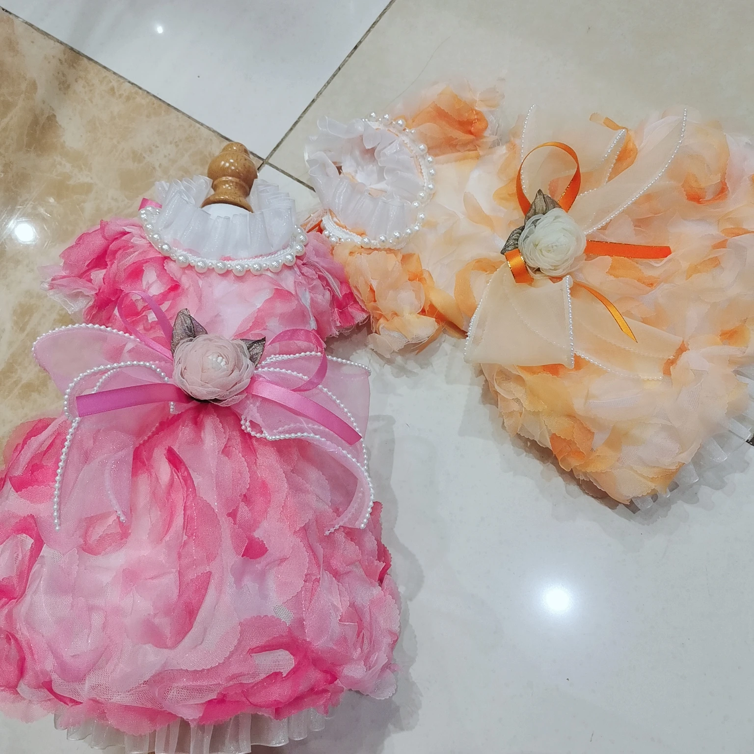 Модные роскошные одежды для собак ручной работы с кружевом, цветами, жемчугом и бантом принцессы платье для маленьких и средних щенков чихуахуа юбки пальто.