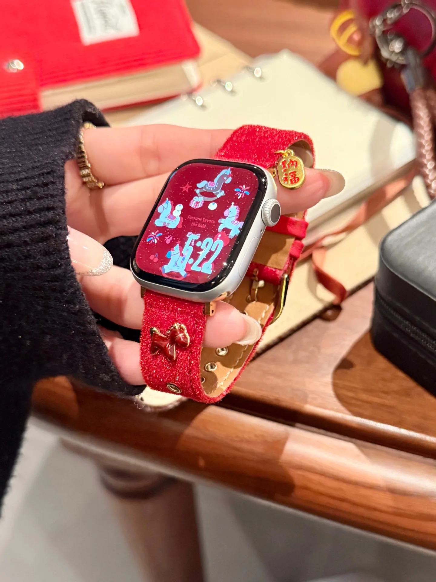 Ремешок Star Pony из бархатной кожи для Iwatch 11 10 9 8 7 6 Ultra SE, мультяшный ремешок-браслет для Apple Watch 44 мм, 42, 45, 46, 49, 38, 41, 40 мм (art.: 3920da965eb72) - 3920da965eb72