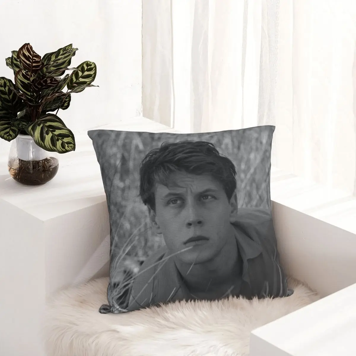 Черно-белая декоративная наволочка George Mackay