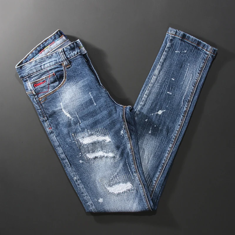 

Jeans Pria Fashion Desainer Baru Celana Denim Ripped Tambalan Biru Muda Retro Kualitas Tinggi Celana Panjang Vintage Slim Fit