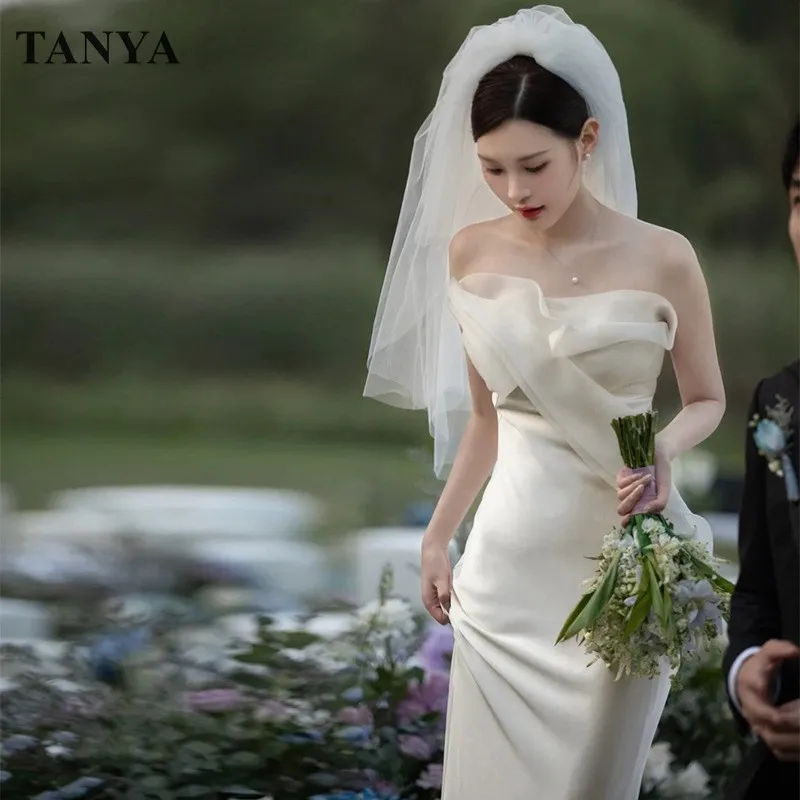 

Женское длинное свадебное платье с лямкой на шее и юбкой-годе