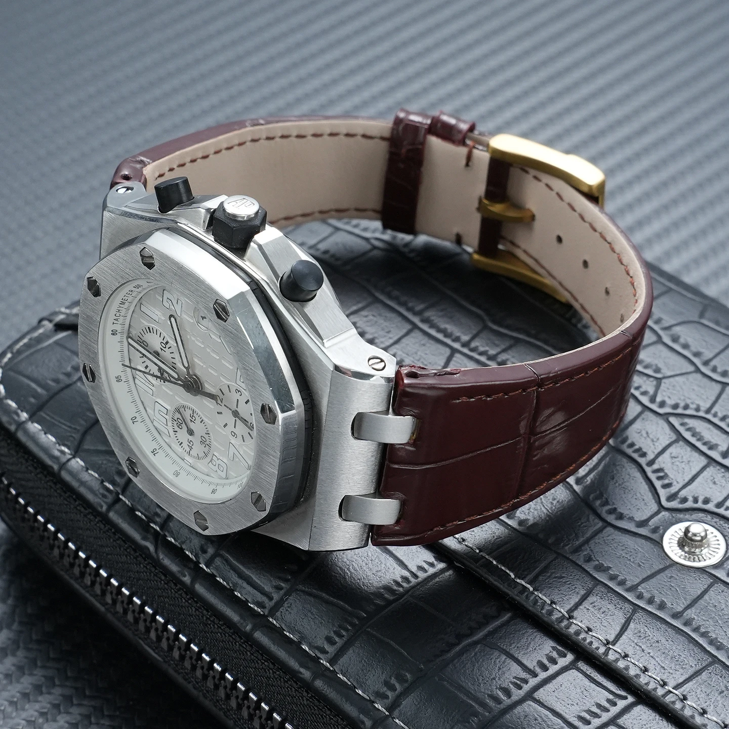 Фото Ремешки из натуральной кожи аллигатора (26 мм и 28 мм) для Audemars Piguet Royal Oak Offshore 15710, 15703, 26470, 15510 и 26240 №4