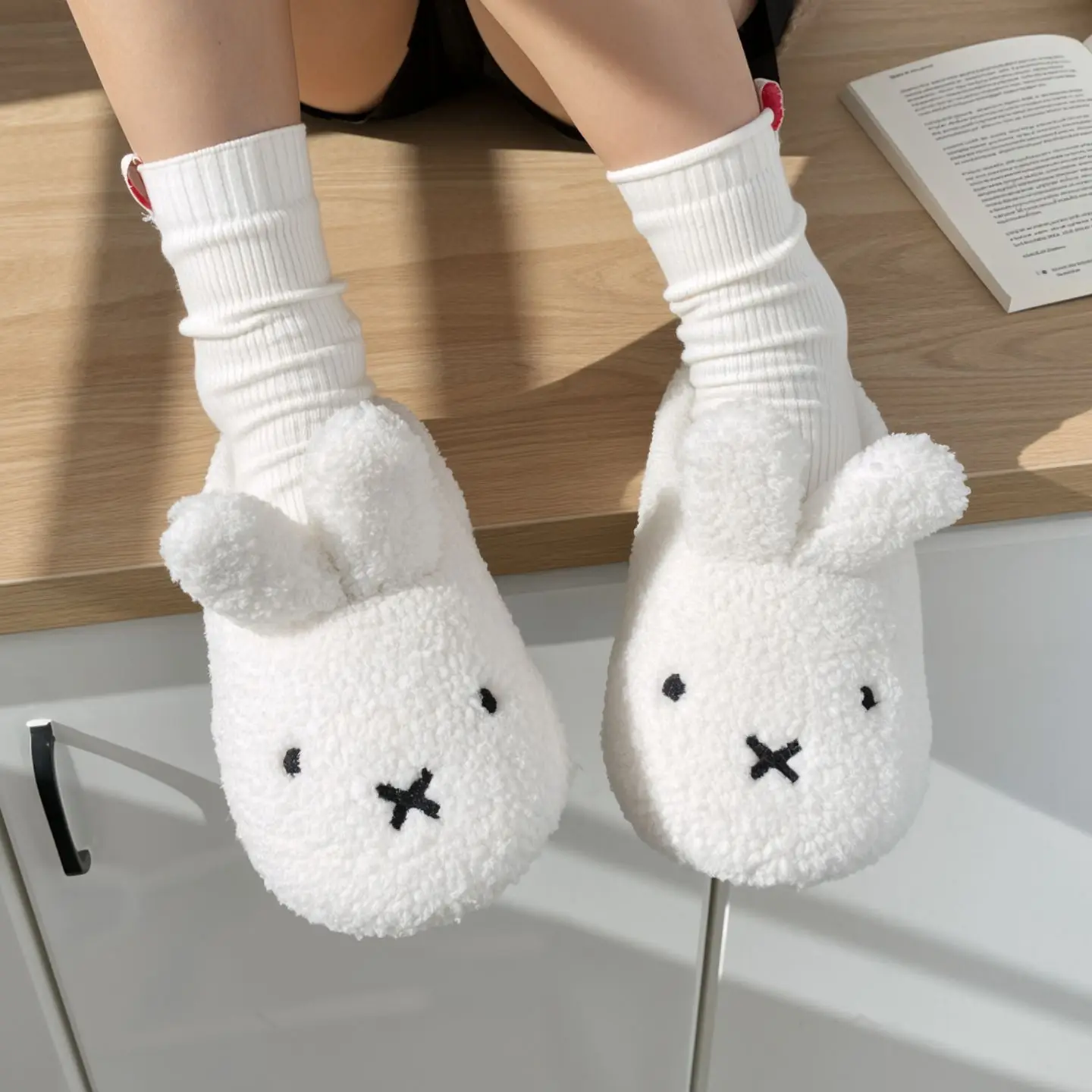 Фото Милые плюшевые хлопковые тапочки Miffy для девочек-студенток, зимние, в стиле принцессы, для дома, теплые, с мягкой подошвой, закрывающие стопу №4