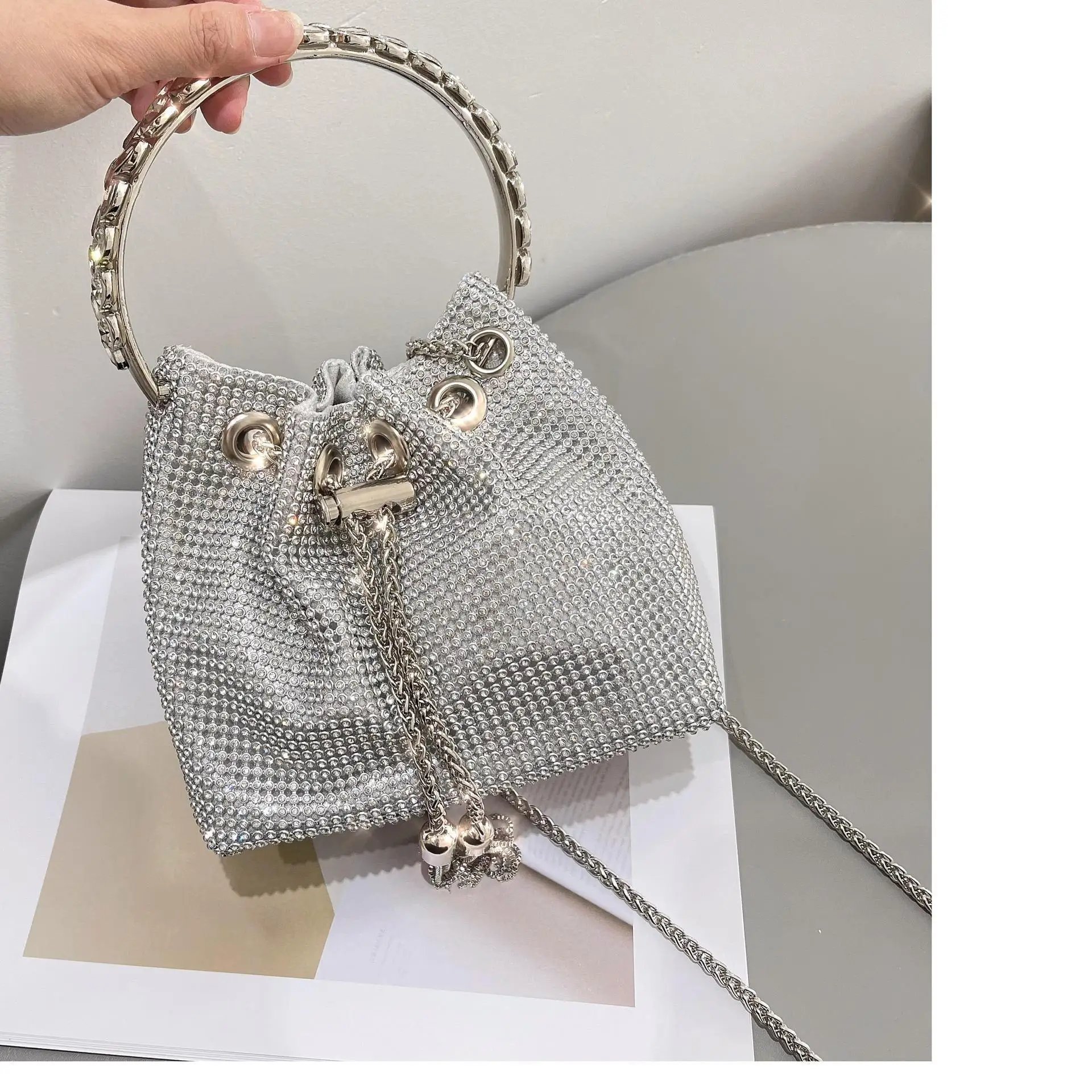 

Новинка 2022, Высококачественная сумка стразы, блестящая сумка-мешок со стразами, нишевая светильник роскошная сумка-мессенджер, вечерняя су...