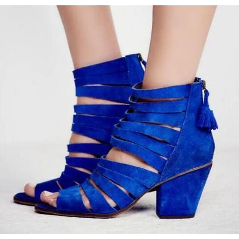 

Модные женские босоножки из синей замши с ремешками и открытым носком; женские модельные туфли с вырезами на массивном каблуке; женская обувь на молнии с бахромой