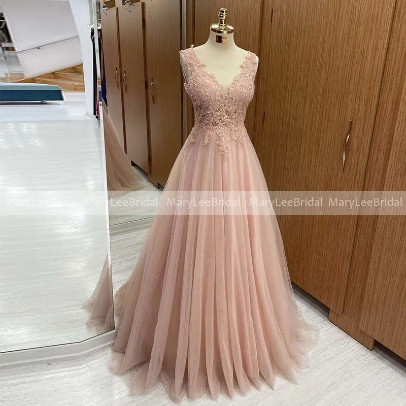 

Peach Tulle Prom Dresses 2022 V-Neck Lace Applique Ball Gown Formal Evening Gown Open Back Celebrity Party Dress for Graduation
