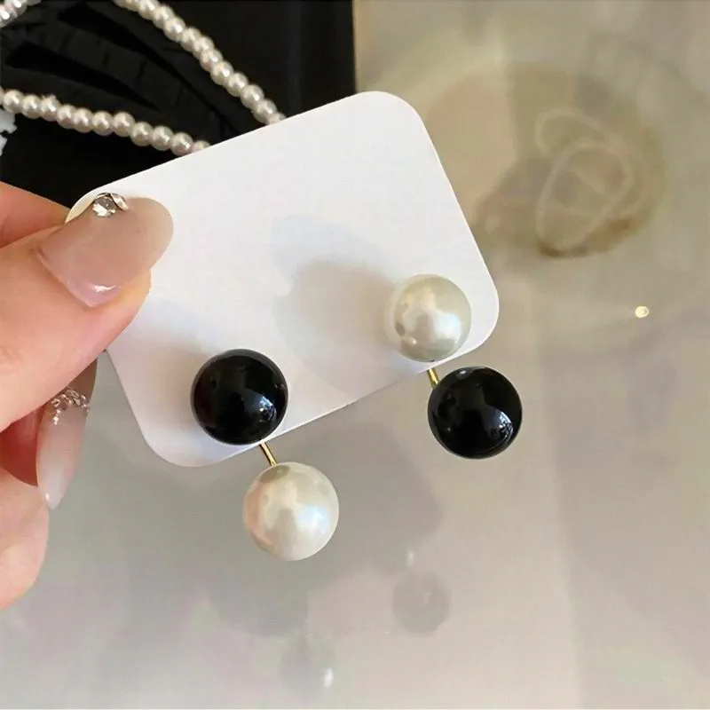 Купи Korean Style Fashion Designers White Black Pearl Ball Earrings For Women 2023 New Temperament Jewelry Brincos за 196 рублей в магазине AliExpress