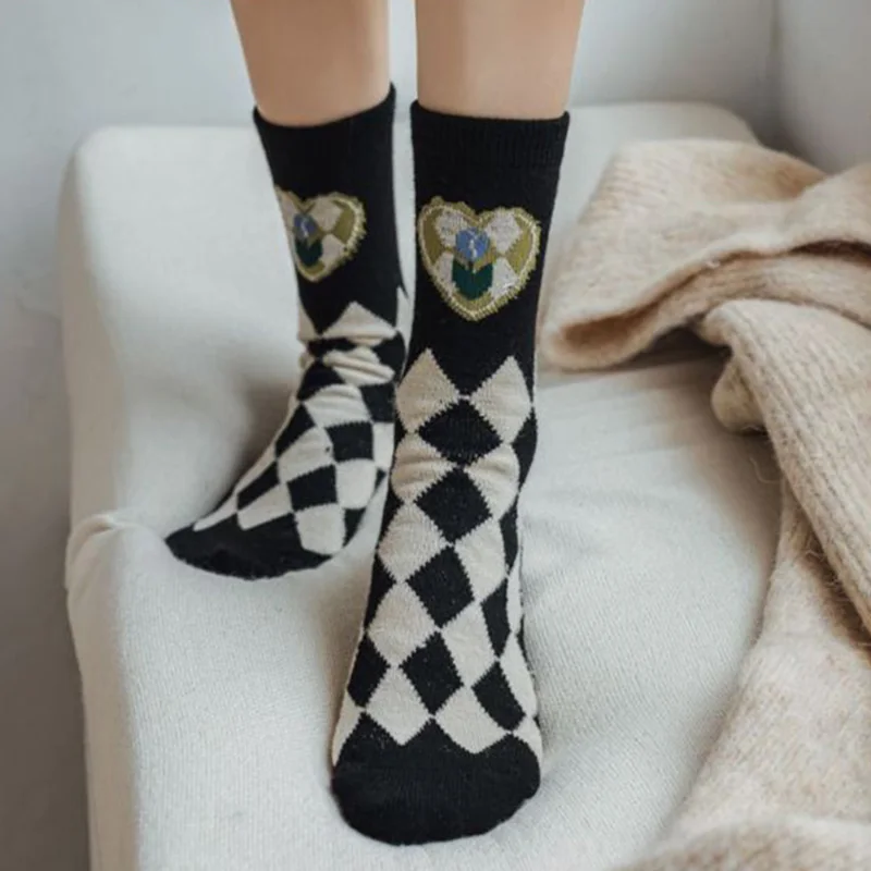 5 Pairs Fashion New Soft Comfortable Women Socks Kawaii Flowers Print Sweet College Style Winter Thicken Wool Socks Leg Warmers
