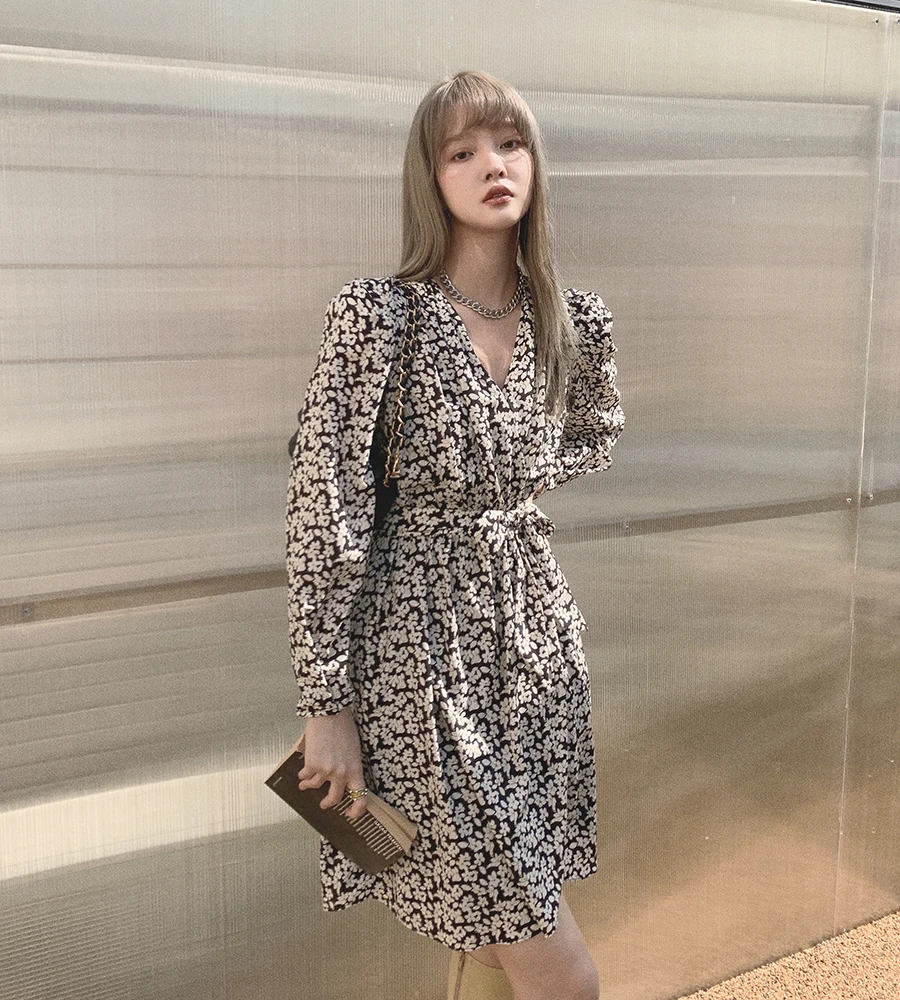 

2022 spring new women's French tea break skirt women's retro V-neck waist puff sleeve floral dress trendy