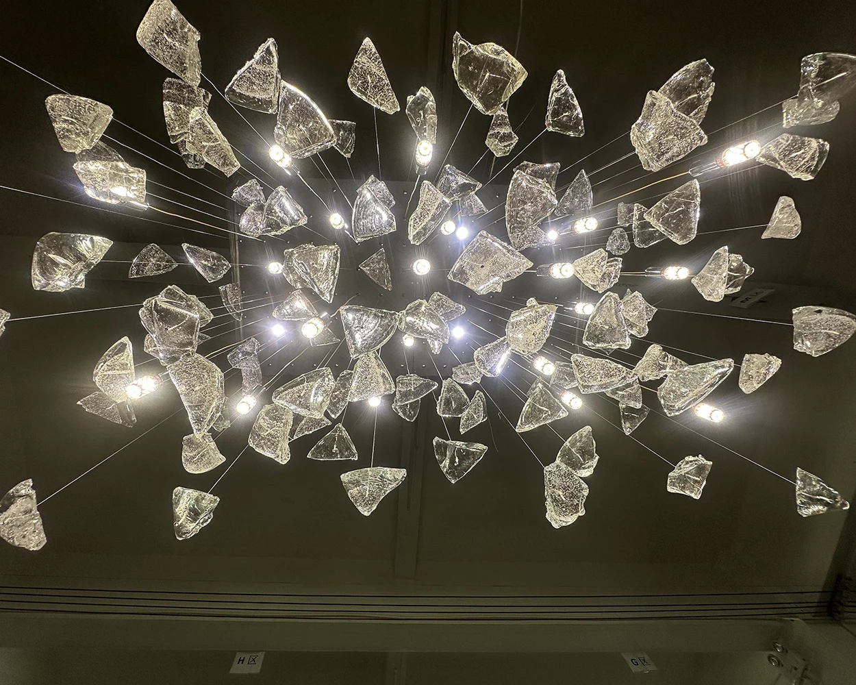 Пользовательские художественные кристаллы неправильной формы стеклянные камни