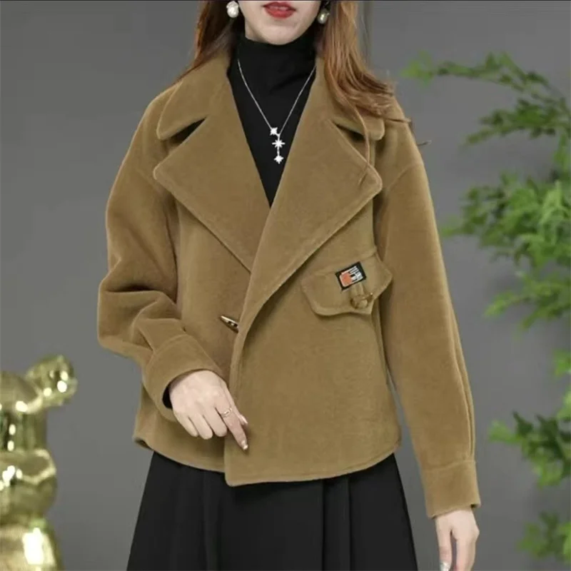 Женская утепленная короткая куртка корейская модная теплая бархатная с