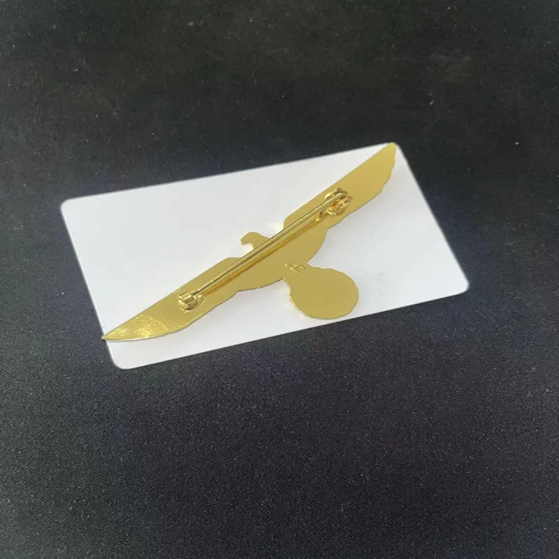 

Металлическая декоративная пряжка с орлом