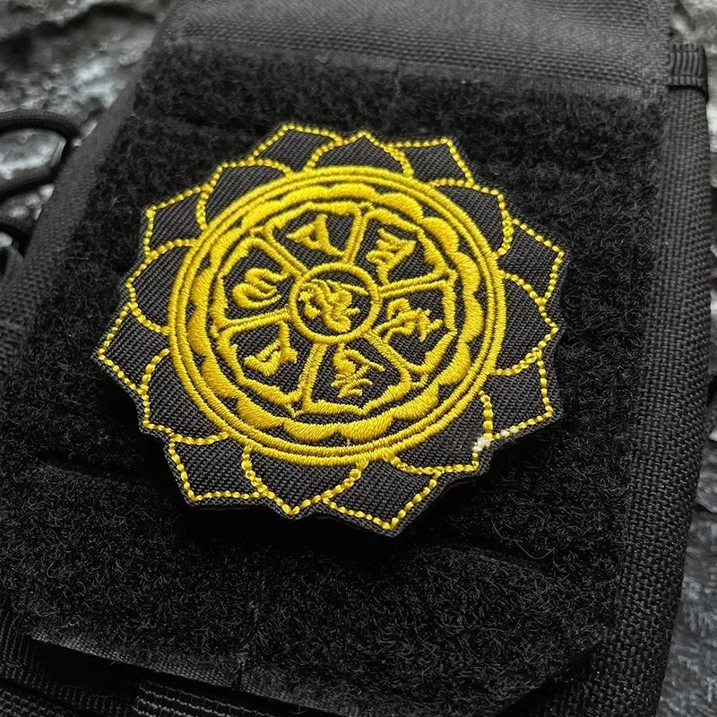 Черная вышитая нашивка в виде цветка лотоса патч Ом Мани Падме ХУМ тактический