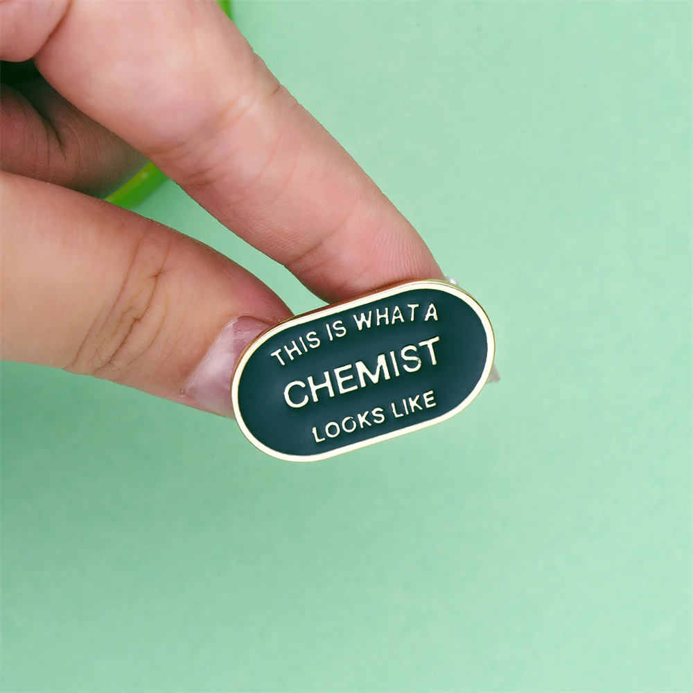 

New Chemical Brooch 'this is What a Chemist Looks Like' Enamel Pin Badge for Scientific Chemist Research Scholar Friend Gift