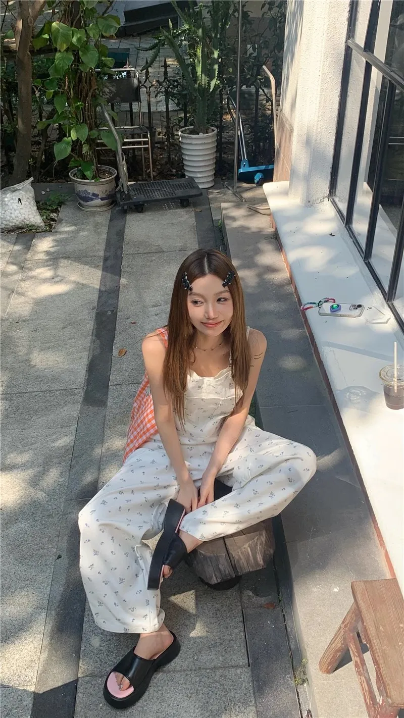 Женский джинсовый комбинезон с широкими штанинами и большими карманами