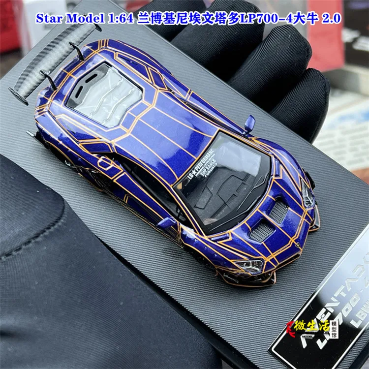 

В наличии 2022, Модель звезды 1:64, автомобиль оснащен пурпурной литой фигуркой Kato LP700 2,0 Liberty Walk LBWK